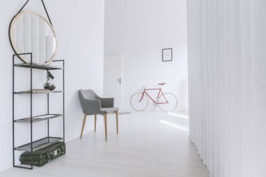 Minimalist koridorda gri sandalye
