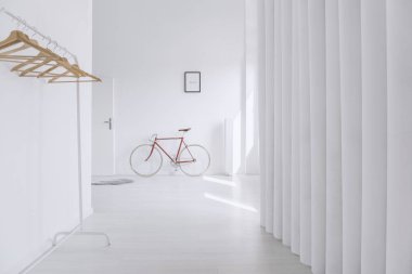 Salonda ahşap Giyim Askıları