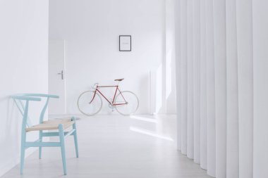 Koridorda mavi tasarımcı sandalye