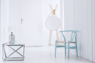 Hall ile mavi ahşap sandalye