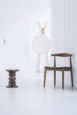 Koridorda siyah tasarımcı tablo