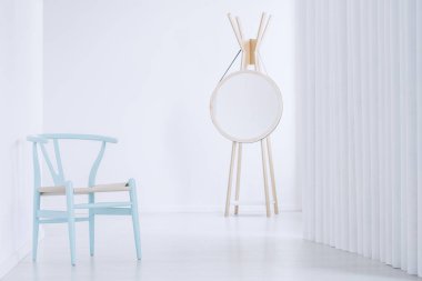 Pastel mavi sandalye ile iç