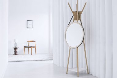 Beyaz koridorda ayna