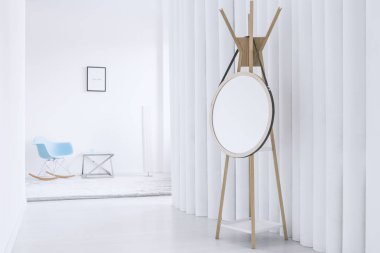 Ayna ile minimalist iç