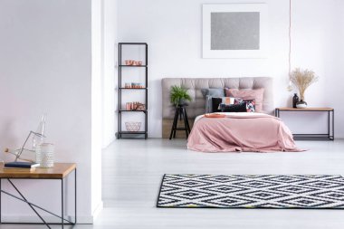 Bakır dekorasyonu ile şık yatak odası 