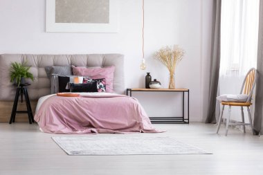 Çağdaş aydınlatma ile minimalist yatak odası