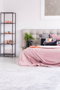 Kral yatak ve metalik öğeleri