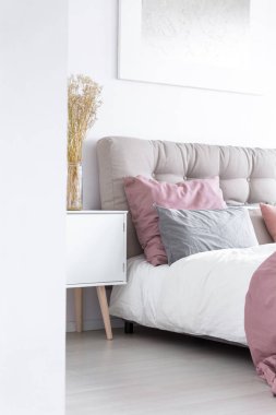 Pembe aksanı ile parlak iç