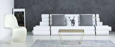 Oturma odasında altın tablo