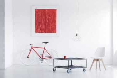 Endüstriyel tablo ile beyaz iç