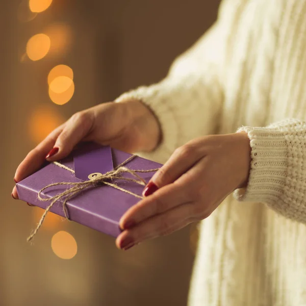 Kvinnan ger nuvarande xmas — Stockfoto