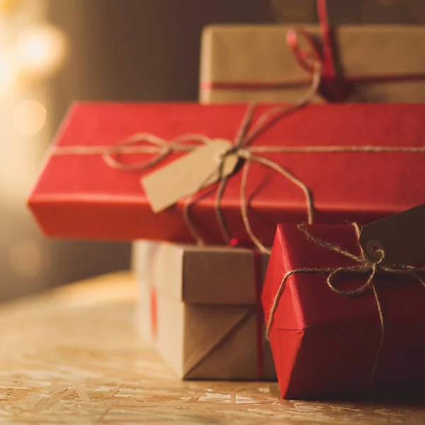 Cadeaux enveloppés dans du papier écologique — Photo