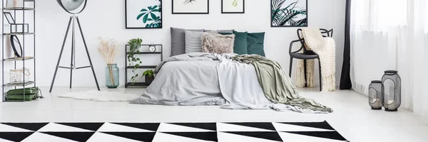 Kamar tidur luas dengan karpet geometris — Stok Foto