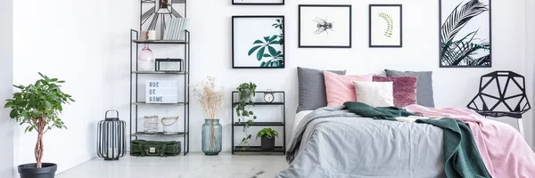 Schlafzimmereinrichtung mit floralem Motiv — Stockfoto