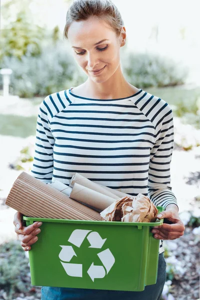 Satisfeito dona de casa usando o sistema de reciclagem — Fotografia de Stock