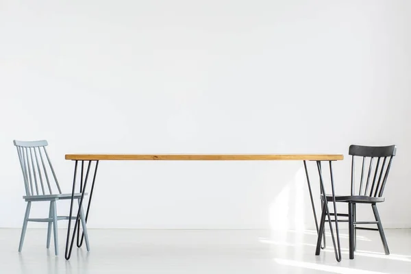Klassieke stoelen aan houten tafel — Stockfoto