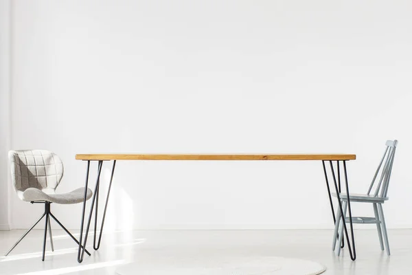 Esszimmer mit langem Tisch — Stockfoto