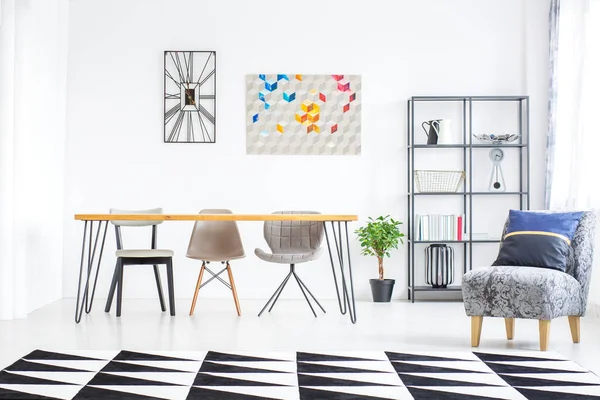 Karpet geometris di ruang makan — Stok Foto