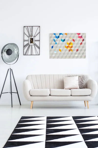 Obývací pokoj s geometrický koberec — Stock fotografie