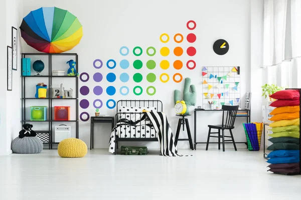 Rainbow kropki na białej ścianie — Zdjęcie stockowe