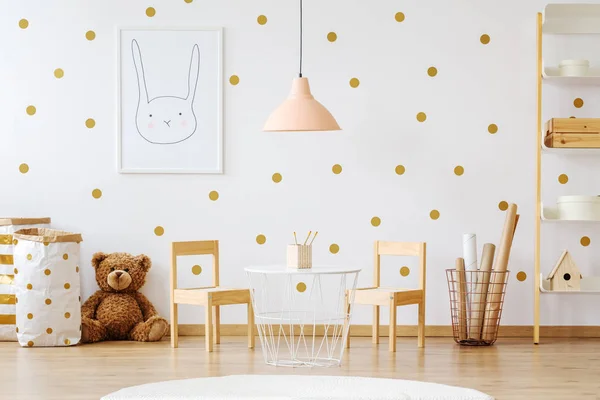 Медвежонок в детской комнате — стоковое фото