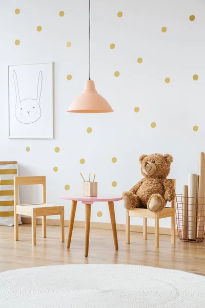 Urso de peluche no quarto da criança — Fotografia de Stock