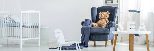 Osito de peluche sentado en sillón —  Fotos de Stock