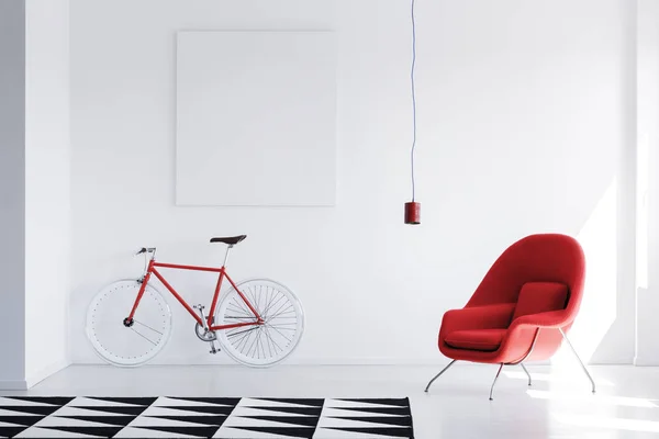 Habitación blanca con bicicleta roja — Foto de Stock