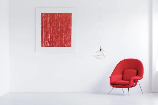 Nyitott tér, a piros fotel — Stock Fotó