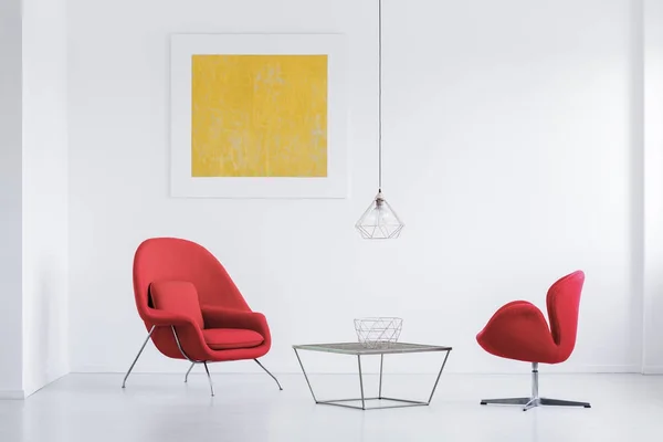 Sillones rojos en mesa de diseño —  Fotos de Stock