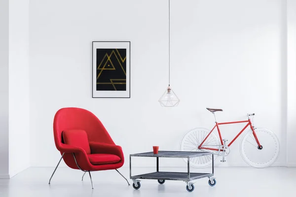 Czerwony fotel w jasne studio — Zdjęcie stockowe