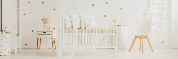 Crème neutre bébé chambre bébé intérieur — Photo