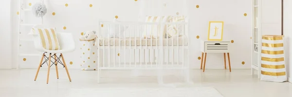 White crib in trendy nursery — Stock Photo, Image