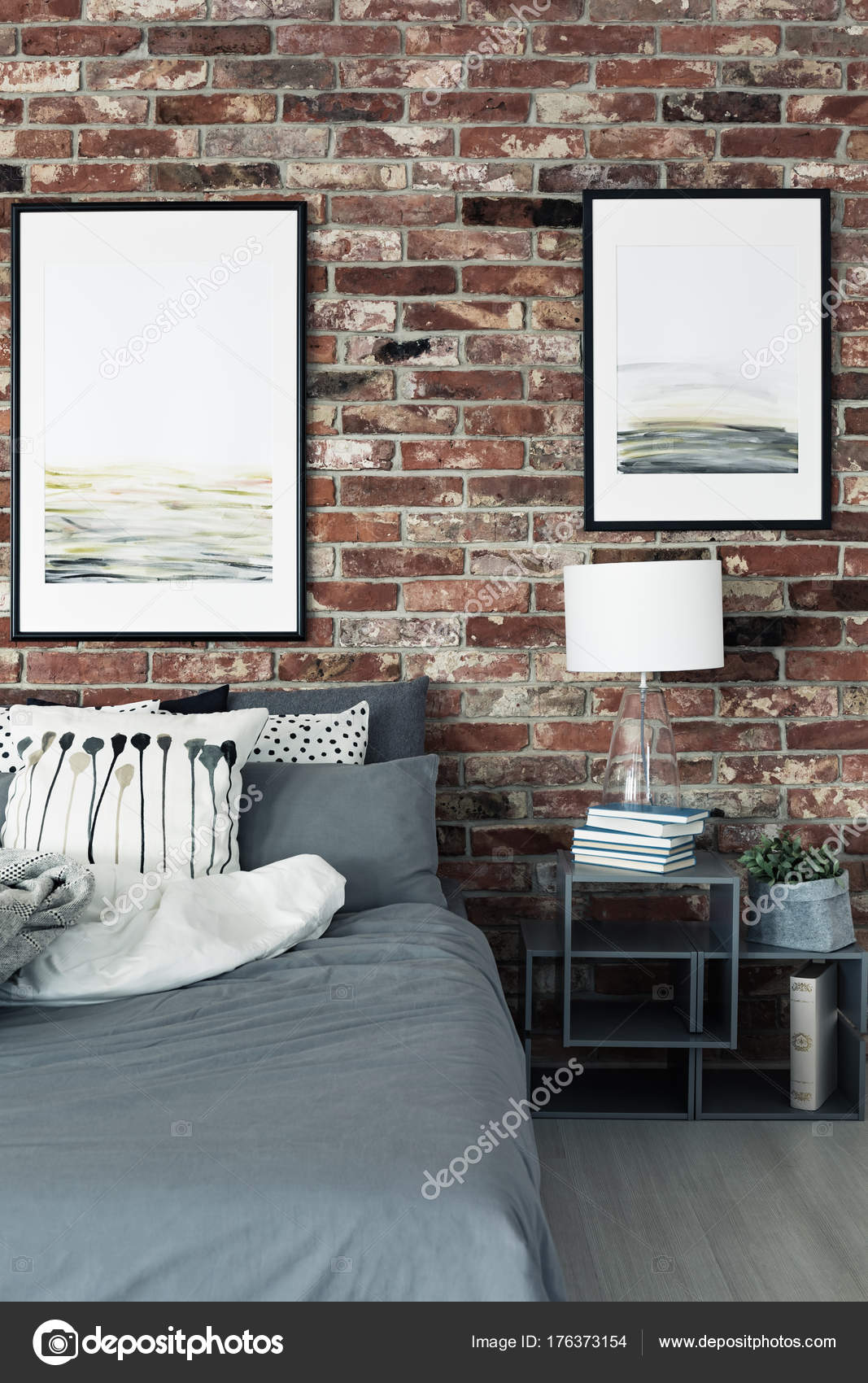 Schilderijen in moderne slaapkamer interieur — Stockfoto ... Schilderijen in moderne slaapkamer interieur — Stockfoto ...