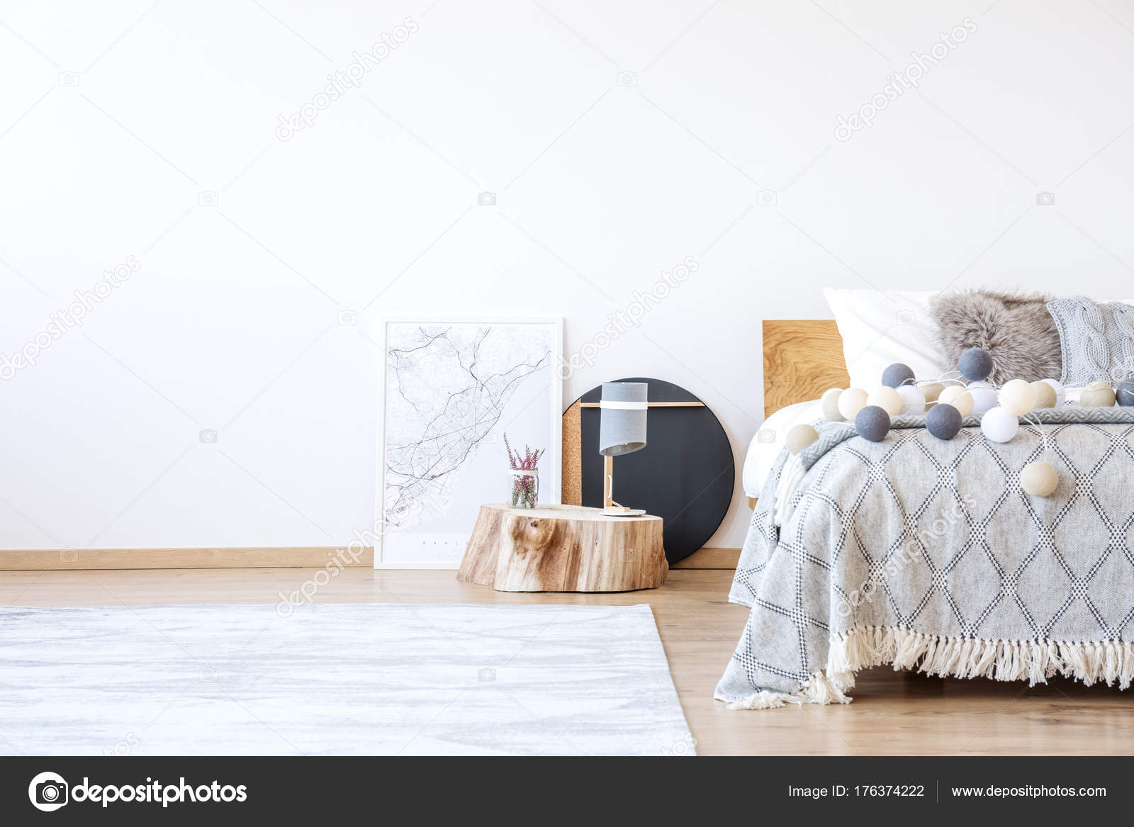 Slaapkamer met posters — Stockfoto © photographee.eu #176374222 Slaapkamer met posters — Stockfoto © photographee.eu #176374222