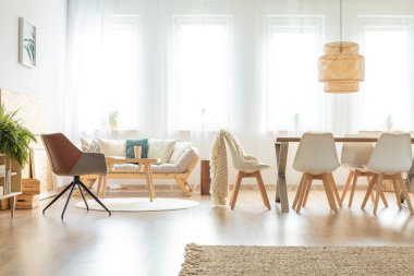 Lamba ile çok fonksiyonlu yemek odası