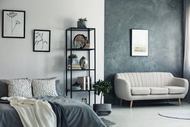 Kanepe ve çizimler yatak odasında