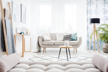 Günlük oda içinde gri yatak