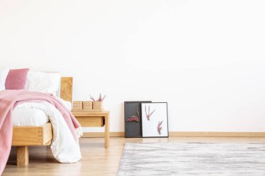 Pembe yatak DIY posterler