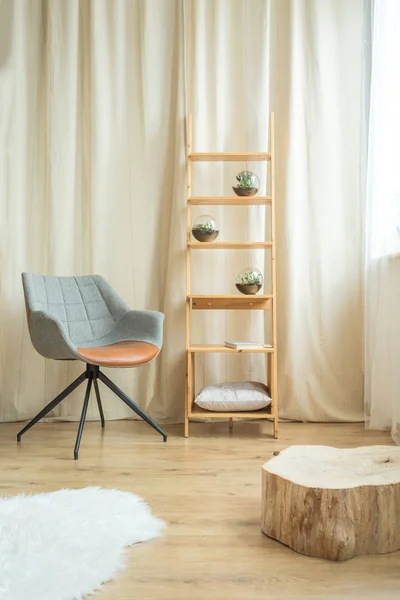 Cadeira cinza na sala de relaxamento — Fotografia de Stock
