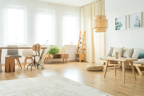 Matsal med rustika möbler — Stockfoto