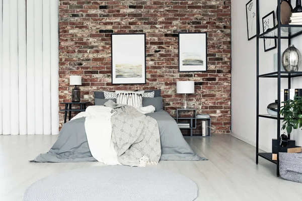Dormitorio simple con pared de ladrillo — Foto de Stock