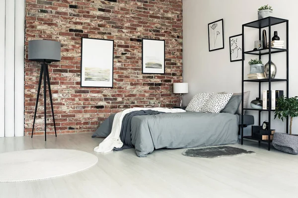 Carteles en dormitorio gris — Foto de Stock