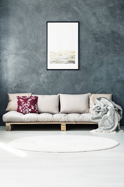 Яркий постер в гостиной
