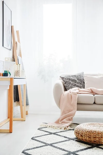 Wzorzysty dywan w pokoju codziennie — Zdjęcie stockowe