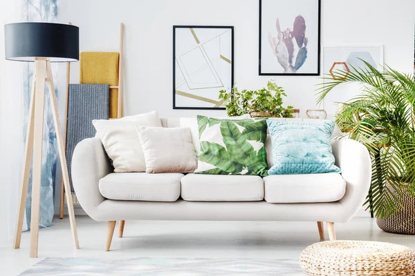 Blumenkissen auf beigem Sofa — Stockfoto