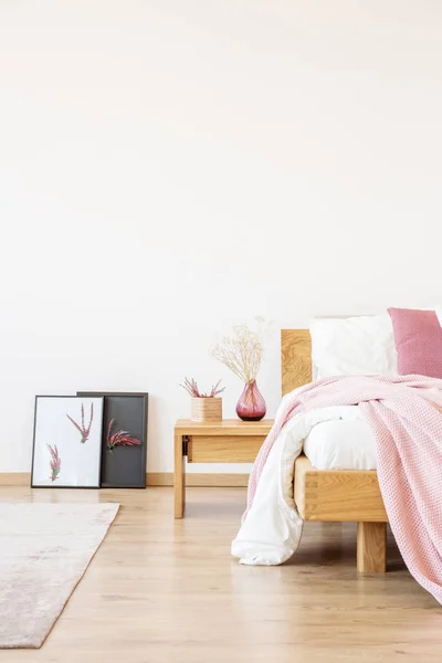 Roze slaapkamer met handgemaakt posters — Stockfoto