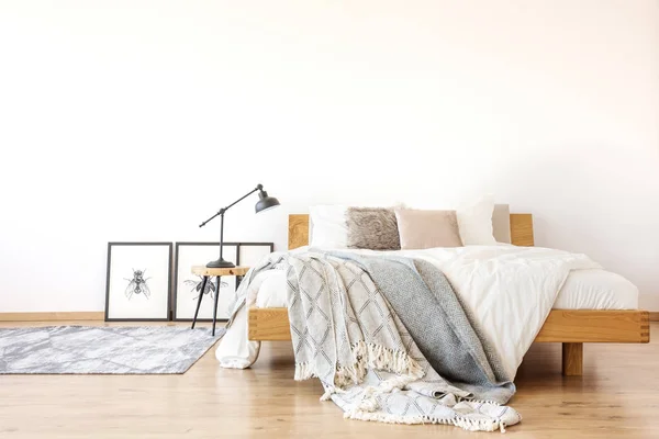 Houten kingsize bed in de slaapkamer — Stockfoto