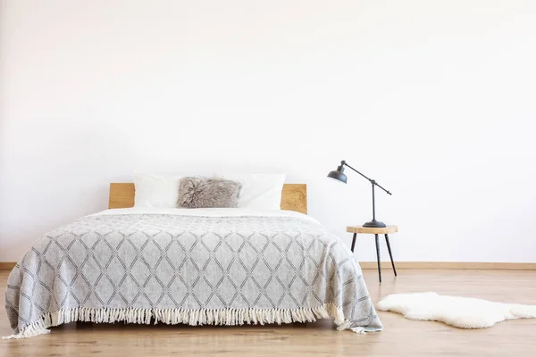 Gedessineerde deken op kingsize bed — Stockfoto