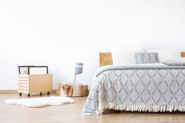 White rug in simple bedroom — Stock Photo, Image